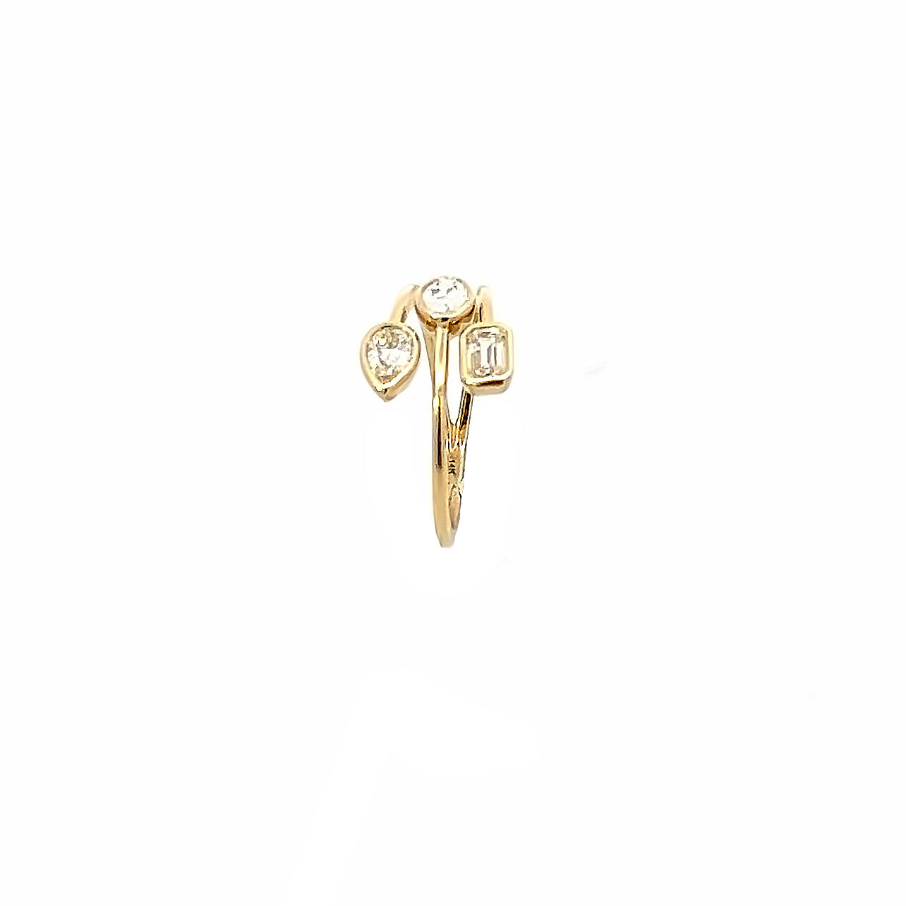 AR 211 - Anillo Tres Diamantes Bisel Oval Esmeralda Pera