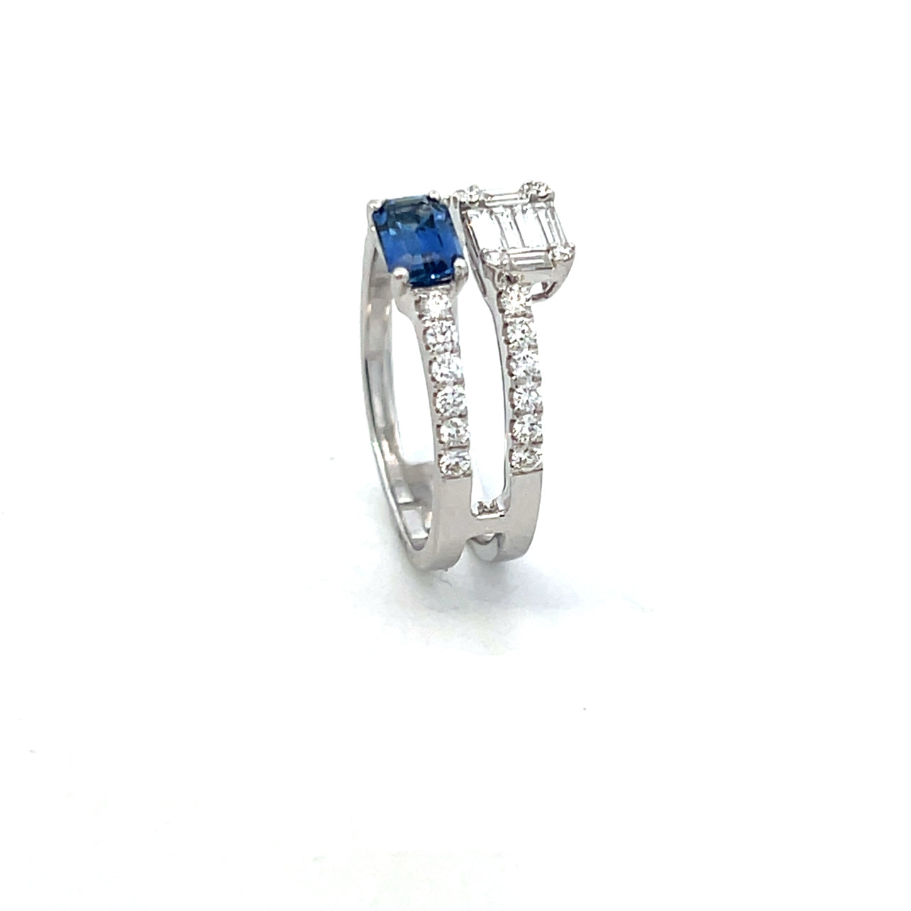 D 664 - Anillo Doble con Zafiro Rectangular y Diamantes