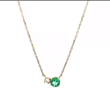 Pendant esmeralda y diamante round en uñas